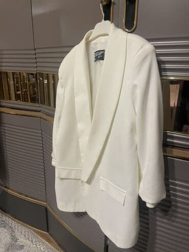 Ağ rengli kostyum - Rəng: klassik qar-ağ - Material hissi: hamar və