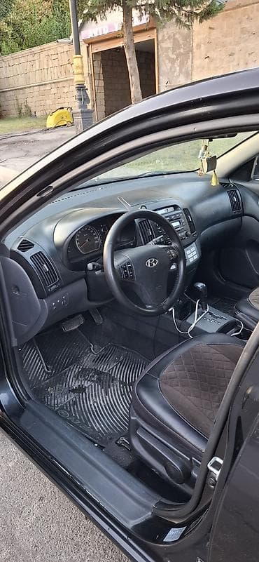 mercedes satisi: Hyundai Elantra, qara rəng, sedan gövdə. Texniki xüsusiyyətlər: - — 8