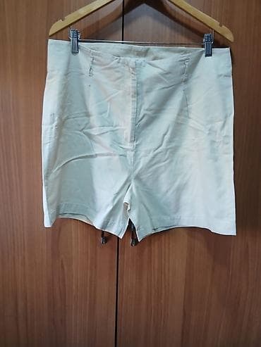 Ağ rəngdə qadın şortu. Geniş kəsimi və elastik materialı ilə rahat