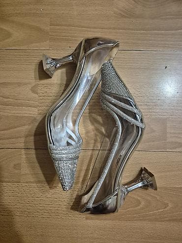 Şəffaf və gümüşü rəng çalarlarında qadın stilettosu - Material