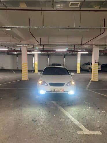 4 goz mercedes: Ağ rəngdə sedan avtomobil Xüsusiyyətlər: - Kuzov: 4 qapılı sedan, ağ — 1