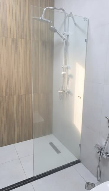 Şüşə duş paneli müasir hamamlar üçün nəzərdə tutulmuşdur. Şəffaf lalafo.az -da Şüşə duş paneli müasir hamamlar üçün nəzərdə tutulmuşdur. Şəffaf