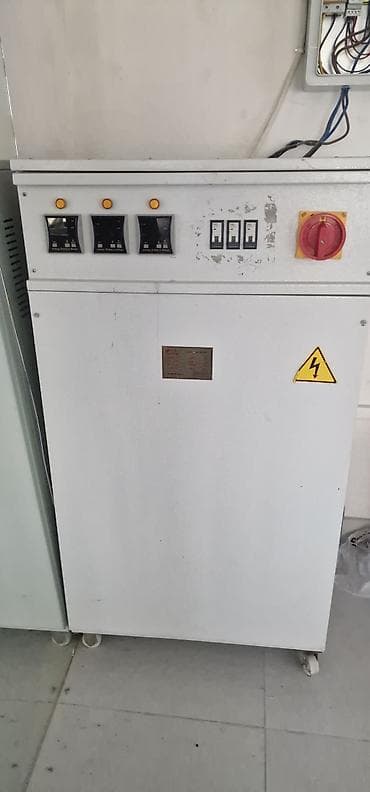 Energy markalı sənaye tipli 3 fazlı avtomatik gərginlik tənzimləyicisi