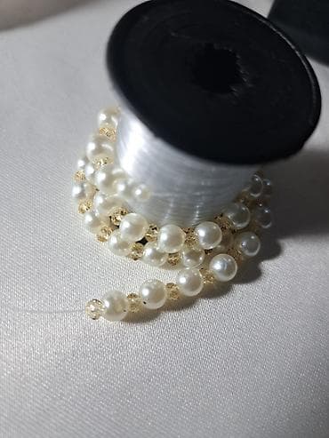 İncili ve kristal muncuglu boyunbagi. El ishidir. - Material: parlaq