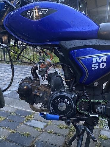 suktur: Moped/motosiklet – mavi rəngdə, yüngül çərçivə və dar oturacaqla şəhər — 5