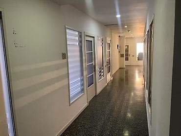 Ofis oturacaqları: Ofis üçün hazır mebel dəsti Tərkibi: - 2 ədəd iş masası (taxta — 8