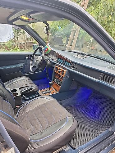 yan guzgu s: Mercedes-Benz 190 (W201) sedan - Kuzov: 4 qapılı sedan, tünd — 6