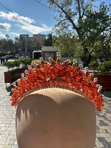 Al-qarışım taç – parlaq narıncı kristal bəzəklər və şəffaf daş