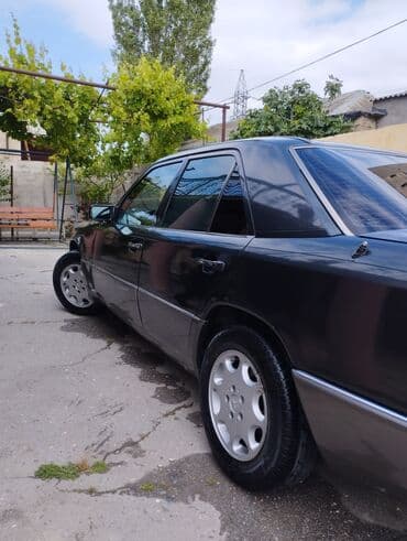 Ferrari: Mercedes-Benz E 250: 2.5 l | 1993 il Sedan — 5