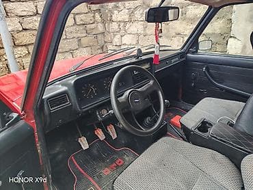 06 lada: VAZ 2107, qırmızı rəng, 4 qapı, sedandır. Mexaniki ötürmə, arxa — 3