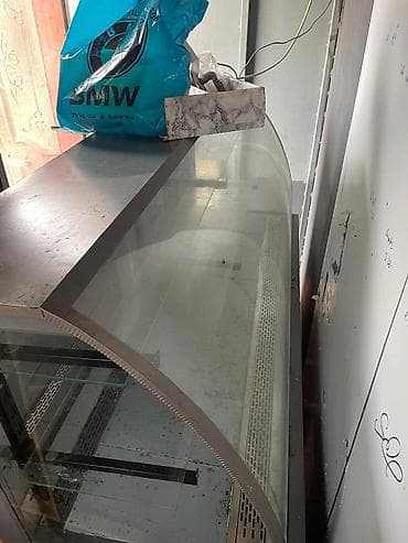 Vitrin soyuducu - Şüşə ön panelli, qabarıq vitrin dizaynı - İçəridə