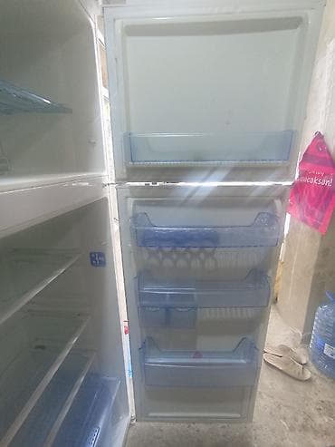 İşlənmiş 2 qapılı Beko Soyuducu Satılır, rəng - Ağ, Təkərli — 3