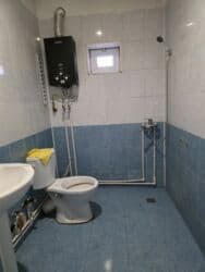 тап аз недвижимость: Yeni Sarayda 1 otaqli ev kiraye verilir.Her bir weraiti var.Aileye — 8