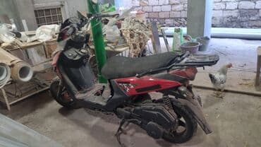 Şəhər içi mobilite üçün çevik və qənaətcil skuter. - Rəng