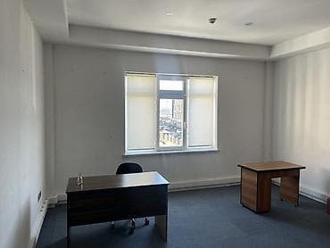 Ofis oturacaqları: Ofis üçün hazır mebel dəsti Tərkibi: - 2 ədəd iş masası (taxta — 4