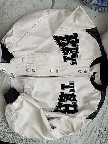 kurtka modelleri kisi: Ağ-qara varsity stili gödəkçə - Rəng: ağ gövdə, qara detallar (çiyin — 3