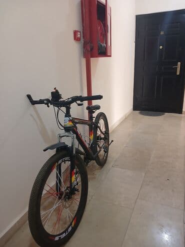 Stels dağ velosipedi - Rəng: qara, qırmızı və sarı aksentlər -