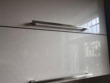 inek sudu: Mətbəx mebeli dəsti - Üst dolablar: parlaq açıq rəngli fasadlar, uzun — 1