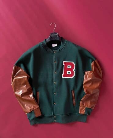 Varsity tərzində kişi jaketi - Rəng: tünd yaşıl gövdə, qəhvəyi qol