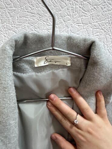 qadin kasloklari: Zərif dizaynlı boz qadın palto - Rəng: Açıq boz - Kəsim: Dizə yaxın — 4