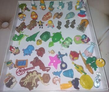 Müxtəlif formalı və rəngli oyuncaq fiqurların kolleksiyası. Bura