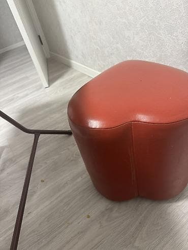 2 ci əl stol: İşlənmiş, Pufik oturacaq, Süni dəri, rəng - Qırmızı, Kredit yoxdur, Çatdırılma yoxdur — 2