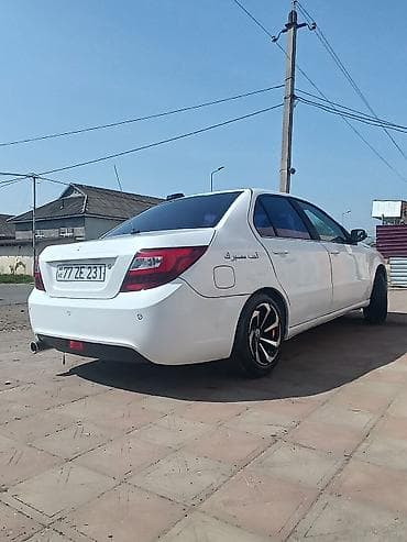 xrom diski: Ağ rəngli sedan, geniş kuzovlu və tam vizual tüninqli. Xüsusiyyətlər — 7