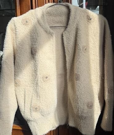 Qadınlar üçün krem rəngli trikotaj kardiqan - Model: yaxasız, ön hissə