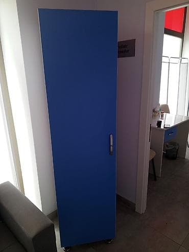 ucuz dolablar: Tək qapılı, parlaq mavi rəngli, şaquli yerləşən dolab. Müasir dizaynı — 1
