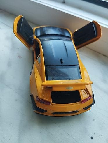 camaro ss: Sarı-qara rəngli metal oyuncaq maşın – idman kupe modeli — 3