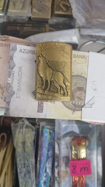 Toy paltarları və aksesuarları: Metal benzini doldurulan qızılı rəngli alışqan. - Korpus: metal — 1