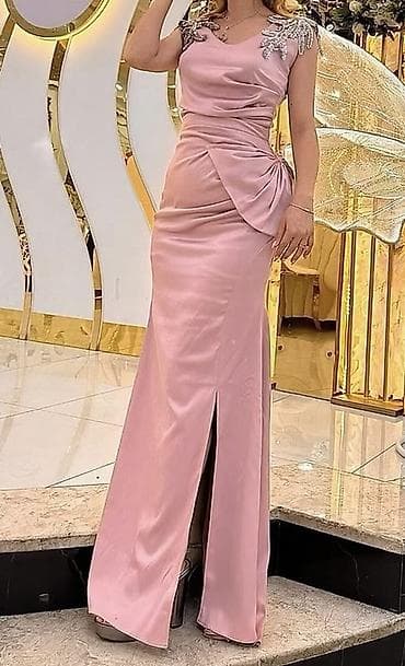 alt geyimi: Zərif ziyafət geyimi – pudra çaları - Model: uzun, düz kəsim, ön — 2