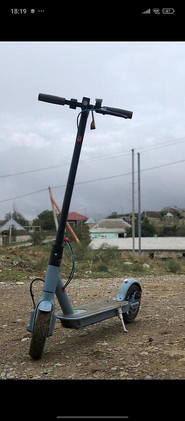 Şəhər içi yolçuluq üçün elektrik skuter - Rəng: Boz/göy çalar -