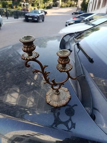 İki şamlıq yuvası olan dekorativ metal şamdan - Material: tökmə metal