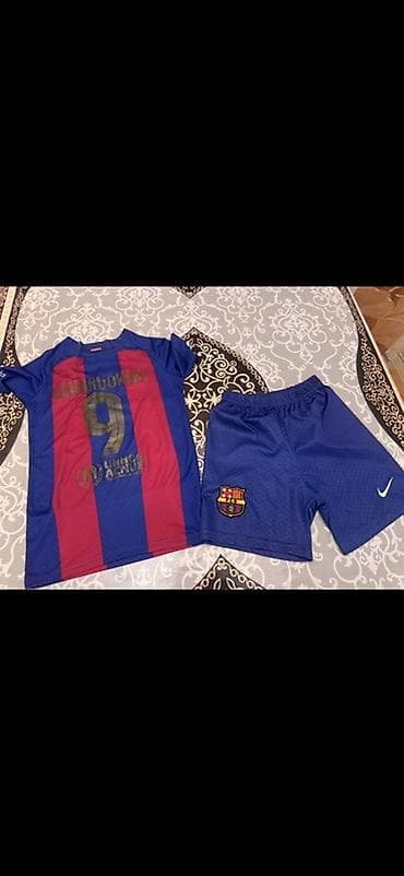 reqem: Futbol formaları dəsti - Komanda temalı formalar: Barcelona (ev rəngi — 10