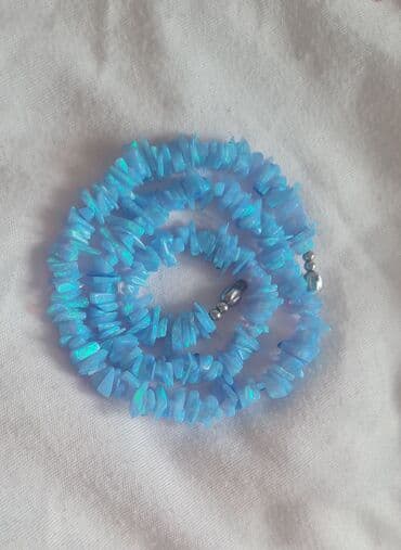 Mavi çalarlarla parıldayan daş çiplərdən hazırlanmış zərif boyunbağı lalafo.az -da Mavi çalarlarla parıldayan daş çiplərdən hazırlanmış zərif boyunbağı
