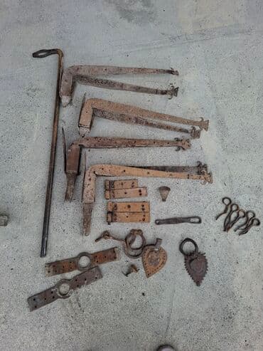 Müxtəlif formalı və ölçülü, köhnəlmiş və paslı görünüşlü metal lalafo.az -da Müxtəlif formalı və ölçülü, köhnəlmiş və paslı görünüşlü metal