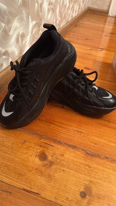 Məhsul: Qara idman ayaqqabısı (cüt) Xüsusiyyətlər: - Rəng: tam qara lalafo.az -da Məhsul: Qara idman ayaqqabısı (cüt) Xüsusiyyətlər: - Rəng: tam qara