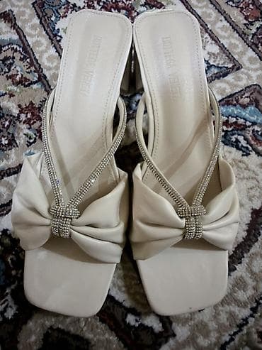 Bottega Veneta stili ilə zərif qadın sandaleti - Rəng: krem/bej - at lalafo.az Bottega Veneta stili ilə zərif qadın sandaleti - Rəng: krem/bej -