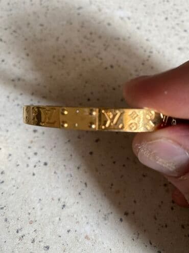 Louis Vuitton tərəfindən hazırlanmış qızılı rəngli bilərzik. Bilərzik lalafo.az -da Louis Vuitton tərəfindən hazırlanmış qızılı rəngli bilərzik. Bilərzik