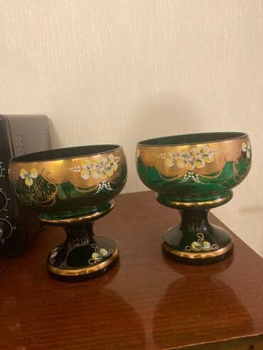 Yaşıl rəngli şüşədən hazırlanmış, qızılı və ağ rənglərdə çiçək lalafo.az -da Yaşıl rəngli şüşədən hazırlanmış, qızılı və ağ rənglərdə çiçək