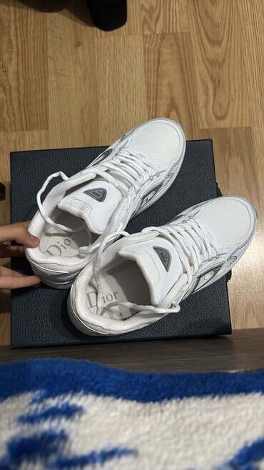 Krasovka Dior 250azn alinib lalafo.az -da Krasovka Dior 250azn alinib