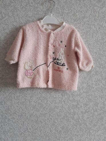 Körpə qız uşagı üçün üst geyimi. Yumuşaq materialı var. bir lalafo.az -da Körpə qız uşagı üçün üst geyimi. Yumuşaq materialı var. bir