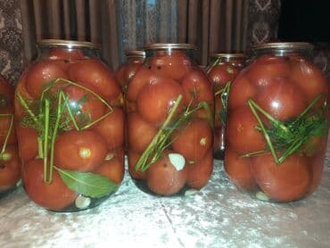 Ləpələr: Şüşə bankalarda pomidor turşusu satışa çıxarılır. Hər bankada qırmızı lalafo.az -da — 4 Ləpələr: Şüşə bankalarda pomidor turşusu satışa çıxarılır. Hər bankada qırmızı — 4