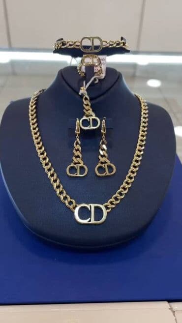 Dəstə daxildir: Üzük, Sırğa, Bilərzik, Sarı qızıl, 30 g lalafo.az -da Dəstə daxildir: Üzük, Sırğa, Bilərzik, Sarı qızıl, 30 g