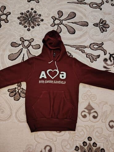 Təzədi.Kapüşonlu bürünc-bordo rəngdə svitşot. Üzərində “A❤️ə” yazısı lalafo.az -da Təzədi.Kapüşonlu bürünc-bordo rəngdə svitşot. Üzərində “A❤️ə” yazısı