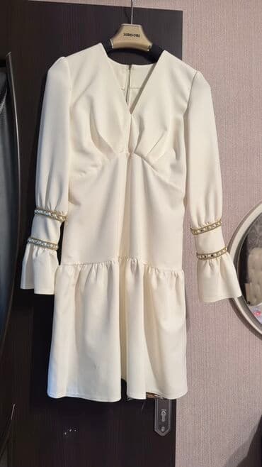 Dərzi tikib paltarı.2 dəfə geyinilib.150 azn basa gelib.Üzərindəki lalafo.az -da Dərzi tikib paltarı.2 dəfə geyinilib.150 azn basa gelib.Üzərindəki