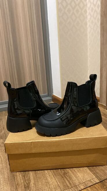 Qadın üçün qara laklı çelsi çəkmələr - Model: Chelsea tipli, yanlarda lalafo.az -da Qadın üçün qara laklı çelsi çəkmələr - Model: Chelsea tipli, yanlarda