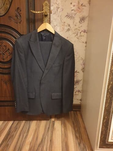 Kişi kostyumu – tünd boz rəngdə, incə zolaqlı klassik model. Razmer 48 lalafo.az -da Kişi kostyumu – tünd boz rəngdə, incə zolaqlı klassik model. Razmer 48