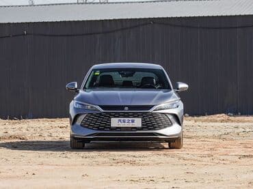 BYD Qin Plus – hibrid sedan - Gümüş rəngli, aerodinamik kuzov, iri lalafo.az -da BYD Qin Plus – hibrid sedan - Gümüş rəngli, aerodinamik kuzov, iri